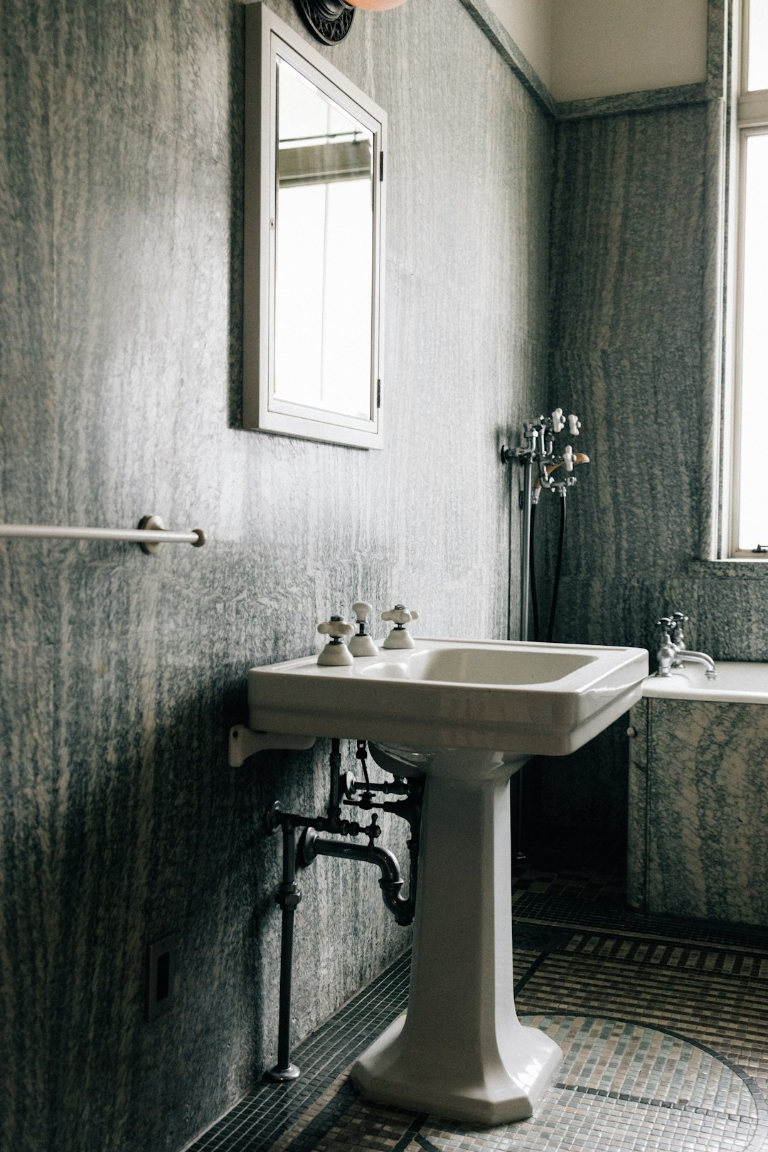 a-vintage-bathroom-with-a-pedestal-sink-and-bathtub-sbr-j-zpc9s
